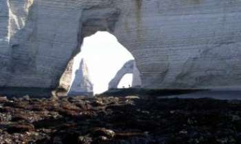 993 | Rochers - Deux rochers percés qui ont été pris en photo à Etretat en Normandie. Magnifique n'est-ce pas ? 