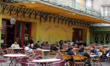 1067 | Café La Nuit... de jour - Un café créé en hommage à Van Gogh...et à l'image de son célèbre tableau.