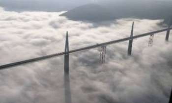 1076 | Dans les nuages - Le viaduc de Millau, le plus exceptionnel pont suspendu du monde, impressionnant non?