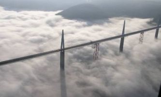 puzzle Dans les nuages, Le viaduc de Millau, le plus exceptionnel pont suspendu du monde, impressionnant non?