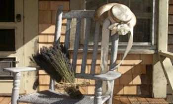 1077 | Porche - Un porche très accueillant avec ce chapeau de paille, ce bouquet de lavande et ce fauteuil à bascule.