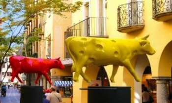 1187 | Vaches volantes - A Lugano, en Suisse, les vaches ont des pouvoirs étonnants : elles volent !! 
Un sculpteur inspiré par les carnets de Leonard de Vinci ?