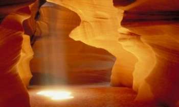 1095 | Intérieur d'une grotte - L'intérieur d'une grotte illuminée par un simple rayon de soleil
