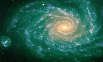 puzzle Galaxie émeraude, Cette galaxie fait partie des galaxies barrées comme notre Voie lactée. La barre est formée d'étoiles qui débordent de chaque coté du centre