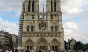 puzzle Notre-Dame de Paris, L'un des plus grands fleurons architecturaux français. Située sur l'île de la Cité à Paris. Sa construction a commencée en 1163 et s'est terminée vers 1245. Elle est un des plus imposants monuments de l'architecture gothique.