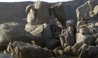 puzzle Rocher cygne, On donne à de nombreux rochers ou falaises un nom inspiré des sculptures naturelles produites par l'érosion : celui-ci ne fait pas exception à la règle.
