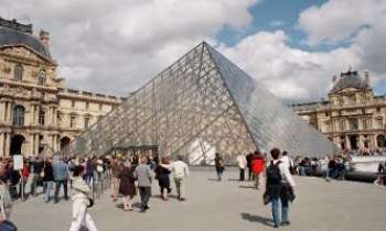 1152 | Pyramide du Louvre - Une commande "royale" faite à l'architecte I.M PEI...pour la nouvelle entrée du Musée du Louvre. Si le Louvre est le musée le plus visité du monde...nombreux sont ceux qui viennent aussi pour admirer ce monument du 20ème Siècle (1989).