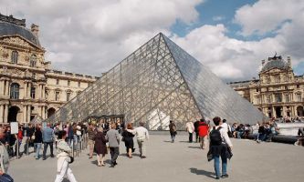 puzzle Pyramide du Louvre, Une commande "royale" faite à l'architecte I.M PEI...pour la nouvelle entrée du Musée du Louvre. Si le Louvre est le musée le plus visité du monde...nombreux sont ceux qui viennent aussi pour admirer ce monument du 20ème Siècle (1989).