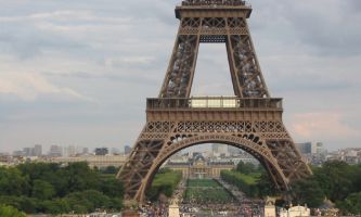 puzzle Tour Eiffel, Célèbre monument parisien, construit pour la foire universelle de Paris par Gustave Eiffel, sur le Champ de Mars. Inauguré en 1889, haut de 320 mètres, il fût à l'époque le plus haut du monde, jusqu'en 1930 !  