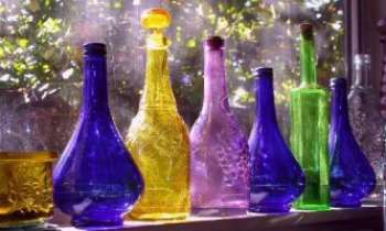1185 | Arc-en-ciel de verre - Il faut peu de choses à un oeil d'artiste pour faire vibrer les couleurs...comme ici, de simples bouteilles de verres.