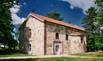 puzzle Eglise de campagne, Ces églises en pierre du pays, d'inspiration byzantine, se rencontrent un peu partout dès que l'on s'aventure dans la campagne Yougoslave.