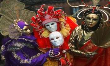 1302 | Masques de Venise 8 - Les Masques de Venise rassemblés pour un salut à leur public...espérant l'avoir séduit, émerveillé, diverti, surpris, étonné...durant cette fastueuse période des fêtes du Carnaval de Venise où la seule chose qui ne serait pas permise serait de s'y ennuyer.