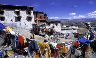 puzzle Temple au Tibet, Au détour d'un lacet..., sur les contreforts du Tibet. Paix et simplicité.