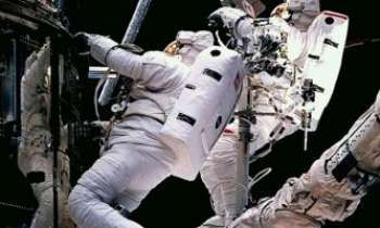 1210 | Astronautes - Astronautes en cours de réparation d'un satellite...ce qui s'appelle vraiment "être dans l'espace".