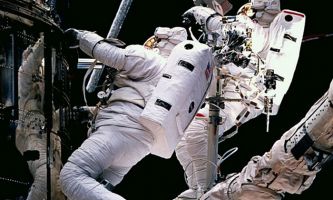 puzzle Astronautes, Astronautes en cours de réparation d'un satellite...ce qui s'appelle vraiment "être dans l'espace".