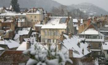 1219 | Toits sous la neige - Besançon, ville de l'Est de la France. Tout semble endormi sous la neige...ne pas s'y fier...il fait chaud à l'intérieur et dans les coeurs. 