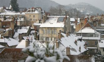 puzzle Toits sous la neige, Besançon, ville de l'Est de la France. Tout semble endormi sous la neige...ne pas s'y fier...il fait chaud à l'intérieur et dans les coeurs. 