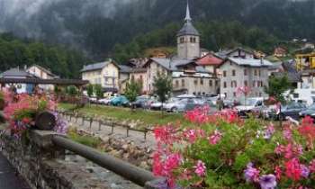 1238 | Village alpin - Typique village des Alpes : châlets, église au clocher particulier à cette région...les troupeaux et les skieurs ne sont pas loin !