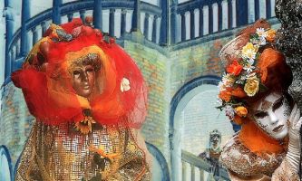 puzzle Masques de Venise 2, Un décor à la Romeo et Juliette pour déclarer sa flamme. Les "Amoureux" du carnaval, déjà présents au XVIème siècle, demeurent des personnages centraux des festivités. Les costumes rivalisent de séduction, souvent dans le style du XVIIIème siècle, offrant aux créateurs toutes les possiblités d'élégance et de raffinement.