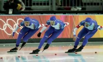 1285 | Course Patineurs - Les patineurs italiens en pleine action dans l'épreuve de course de vitesse : la compétition pour les trois médailles du podium des Jeux Olympiques d'Hiver 2006 de Turin...promet d'être rude...