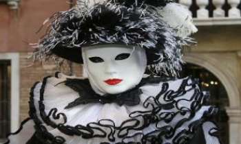 1286 | Masque de Venise 5 - On ne saurait se passer du personnage du "Pierrot lunaire" durant le Carnaval de Venise. Tour à tour rassurant, consolateur...ou fantasque et perturbateur...au grand jour ou dans l'ombre de la nuit, c'est l'instrument du Destin de la Comedia d'el Arte.
