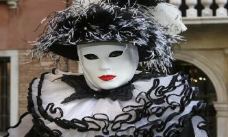 puzzle Masque de Venise 5, On ne saurait se passer du personnage du "Pierrot lunaire" durant le Carnaval de Venise. Tour à tour rassurant, consolateur...ou fantasque et perturbateur...au grand jour ou dans l'ombre de la nuit, c'est l'instrument du Destin de la Comedia d'el Arte.
