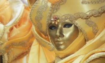 1288 | Masque de Venise 6 - Tel un Prince Charmant, ce beau masque d'or en costume d'apparat, invite du regard toutes les princesses et les bergères de la terre...à le rejoindre. A nouveau, on retrouve l'influence du 18ème siècle de la République de Venise, dans ce précieux et somptueux costume, saupoudré d'un brin d'influence mauresque. 
