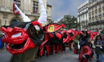 1298 | Carnaval à Paris - Paris fête aussi Carnaval le dernier dimanche de Février, comme en témoigne ce dragon, inspiré de la Chine.