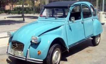 1304 | La 2CV Citroën - Voiture emblématique de la maison Citroën, la 2 CV a traversé le siècle passé en suscitant l'admiration de tous, tout autant que la DS de même marque. Aujourd'hui : voiture de collection, "la deuche" est recherchée au même titre que la "coccinelle" (VW) ou "le pot de yaourt" (FIAT).