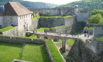 1308 | Citadelle Besançon - La citadelle de Vauban est devenue au fil des siècles l'emblème mais aussi l'âme de la capitale franc-comtoise : Besançon. Des kilomètres de murailles, dont on ne voit ici qu'une partie. Elle abrite aussi entre ses murs, le Musée de la Résistance et de la Déportation.  