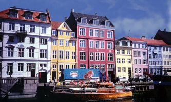 puzzle Copenhague, Copenhague, capitale du Danemark, est une ville à taille humaine dont la richesse historique n'est pas son moindre atout, en plus de ses façades colorées et attrayantes. Un point de départ idéal pour visiter la Scandinavie.