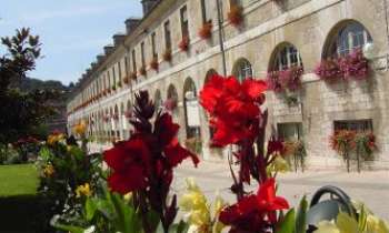 1327 | Mairie de Besançon - Un bâtiment d'exception pour cette Mairie, à l'accueil fleuri et chaleureux.