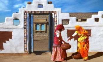 1387 | Porteuses d'eau - Le Rajahstan, région du Nord de l'Inde, est connu pour son architecture locale spécifique. Il l'est tout autant pour être la région des Maharadjas, et de leurs palais, dont la ville de Jaïpur en est un des exemples parmi d'autres.    