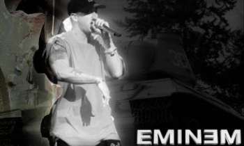 1317 | Eminem en Live - Eminem : le seul rappeur blanc américain à connaître un véritable succès mondial. Exigeant dans tout ce qu'il entreprend, il a su rallier à lui un grand nombre d'admirateurs et de fans de toutes générations et de cultures diverses.