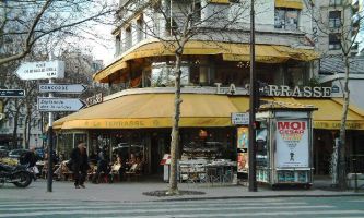 puzzle Café La Terrasse, Situé dans le 7ème, un des quartiers les plus cossus de Paris, tout près de la Tour Eiffel, ce café n'est pas seulement connu des touristes pour ses excellents plateaux de fruits de mer...mais aussi pour y surprendre quelques décideurs du pays, qui s'y trouvent souvent attablés à l'heure du déjeuner en toute simplicité.
