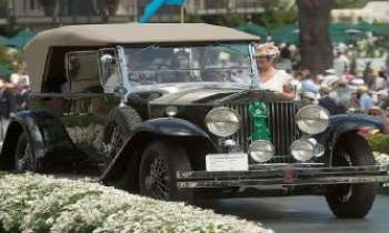 1338 | ROLLS-ROYCE 1930 - La Rolls-Royce Phantom II (1930) Brewster cabriolet - Gagnante d'un concours annuel célèbre de Pebble Beach, sur la très scénique route des 17-miles Drive, Californie. Organisateurs et animateurs se font un devoir de porter des costumes de l'époque et rivalisent d'élégance avec leurs invitées de marques : les voitures de collection.
