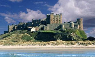 puzzle Château - Northumberland, Le château de Bamburgh, dans le Northumberland en Angleterre, est situé sur la Mer du Nord, et surplombe plusieurs îles. La première forteresse fut édifiée sur ce promontoire de basalte, en 550, par un chef saxon, Ida the Flamebearer. Entre 1095 et 1464 c'est à Bamburgh que les rois de Northumbria se firent couronner dans l'actuel château de grès rouge. Il fut acquis et restauré en 1894 par un magnat de Newcastle, M. Armstrong. Il appartient toujours à cette famille, et peut être visité. 