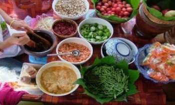 1409 | Marché - Bangkok - Les marchés de Bangkok en Thaïlande sont une des attractions principales proposées aux touristes du monde entier. On peut y découvrir entre autres toute la cuisine Thaï en une seule journée : en commençant comme ici par les appétissantes salades épicées préparées sur l'instant à votre choix, et à déguster sur le pouce.