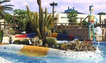 1419 | Cactus et mosaïque - Un "piquant" décor...pour cette oasis végétale intégrée au petit bassin des jeunes dans la piscine d'un hôtel de Madère. 