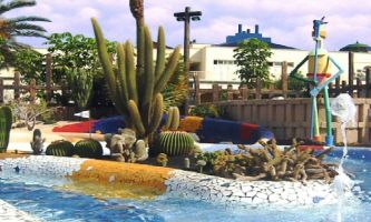puzzle Cactus et mosaïque, Un "piquant" décor...pour cette oasis végétale intégrée au petit bassin des jeunes dans la piscine d'un hôtel de Madère. 