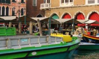 1423 | Marché - Venise - S'ils ne peuvent être comparés aux marchés flottants si particuliers de l'Extême-Orient, les marchés de Venise sur le Grand Canal sont une expérience tout aussi dépaysante pour les touristes peu pressés. Faire son marché en bateau en pleine ville ne s'oublie pas davantage que les pigeons de la place St-Marc.