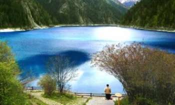 1427 | Lac Bleu - Jiuzhaigou - La région de Jiuzhaigou, au Nord de la province de Sechouan, en Chine. Réputée pour ses lacs d'émeraude, mais aussi pour sa nature à l'état pur, intouchée. Des paysages qui ne sont pas sans rappeler l'inspiration des peintres chinois, ou encore les origines de la méditation zen ou taoïste.