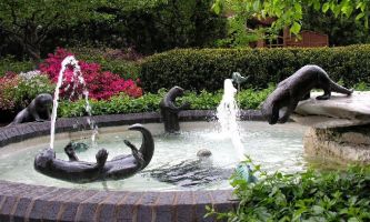 puzzle Loutres joueuses, A défaut de pouvoir surprendre les loutres dans leurs ébats en pleine nature, ce sculpteur propose aux visiteurs du Missouri Garden de le faire auprès de ce bassin-fontaine.