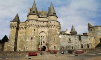 1504 | Château de Vitré - Château du XIIIème siècle, en Ile-et-Vilaine, partie terrienne de la Bretagne. Souvent assiégé, Guy XV de Laval l'ouvrit sans combat aux troupes d'occupation françaises en 1487. Le châtelet, ici, entrée fortifiée entre deux tours surmontées d'un élégant logis, en est une partie des plus remarquables. 
