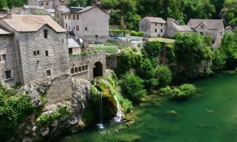 puzzle St-Chély-du-Tarn, Entre le nord du Languedoc et le sud du massif-central, se situent Les Causses, plateaux séparés par l'érosion des eaux. Le village de St-Chély-du-Tarn, déjà présent au Xème siècle, est un bon exemple des merveilles à découvrir dans cette région, vertigineuse.