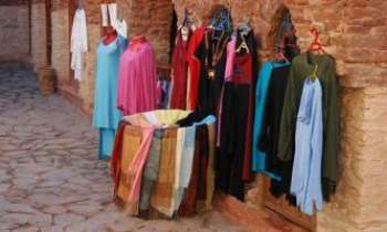 1549 | Agadir - Vêtements - Les échopes de rues d'Agadir au Maroc sont nombreuses. Les djellabas, un vêtement agréable à porter par temps chaud, ne sont pas réservées aux locaux. Les touristes les apprécient tout autant, souvent pour la maison ou autour des piscines. 