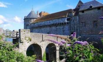 1551 | Château de Dieppe - Le château domine la cité portuaire de Dieppe, en Haute Normandie, juché sur sa falaise calcaire. Le promontoire est occupé depuis la fin du XIIe siècle, mais l’actuel bâtiment fut élevé d’un seul jet au XVe siècle en grès et en silex. Il abrite aujourd’hui le musée de la ville, riche d’une collection d’ivoires particulièrement significative.
