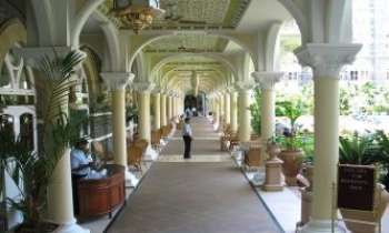 1570 | Le TajMahal - Bombay - L'Hôtel TajMahal, à Bombay en Inde. Un ancien palais transformé. Le service y est royal !! Ici, le patio donnant sur la piscine.