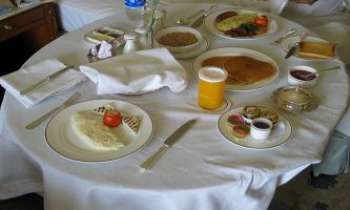 1572 | TajMahal - Breakfeast - Proposé par le room-service de l'Hôtel TajMahal de Bombay : le breakfeast, ou petit-déjeuner,  à l'anglaise. L'Inde a gardé de nombreuses traditions introduites au temps de la colonisation. 