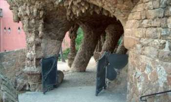 1573 | Parc Guëll - Le Parc Güell, construit entre les années 1900 et 1914 par l’architecte Antonio Gaudi et ouvert au public en 1926. C’est Eusebi Güell, un riche entrepreneur de Barcelone issu d’une famille bourgeoise du début du siècle, qui chargea cet architecte aux multiples talents, de créer ce somptueux parc. Devenu aujourd'hui une attraction mondialement connue.
